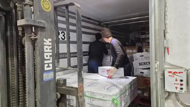 에이스냉장의 외국인 직원들이 일을 하는 모습. (사진=에이스냉장)