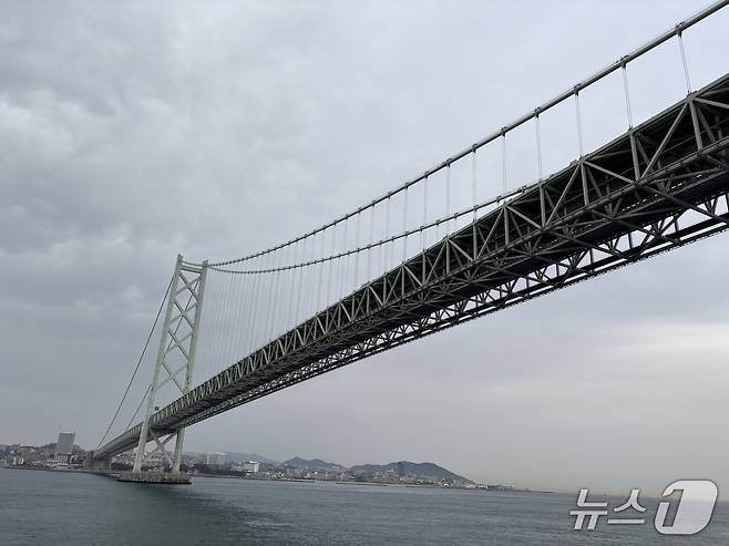 배에서 바라본 아카시해협대교 모습 ⓒ 뉴스1 홍윤 기자