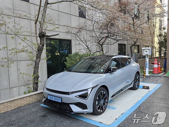 기아 준중형 전기 SUV 'EV6' 롱레인지 2WD 모델이 서울 서초구 자동차회관 주차장에서 충전되는 모습. 2026.04.08/뉴스1 김성식 기자