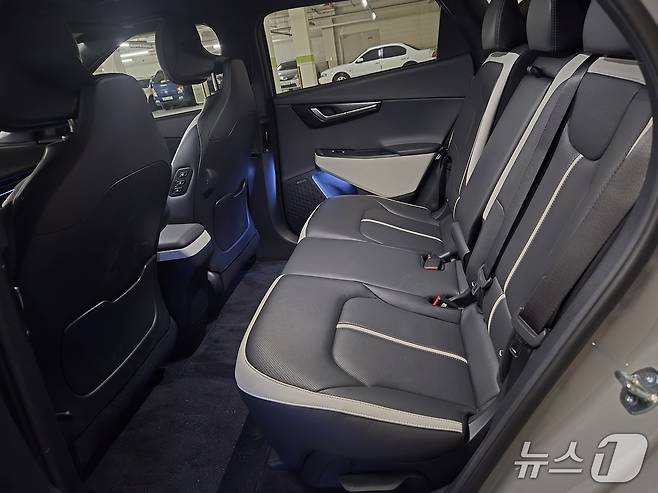 기아 준중형 전기 SUV 'EV6' 롱레인지 2WD 모델 2열 내부 모습. 2026.04.09/뉴스1 김성식 기자
