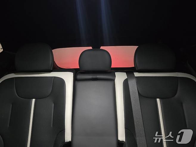 기아 준중형 전기 SUV 'EV6' 롱레인지 2WD 모델 2열 후면 유리 모습. 2026.04.09/뉴스1 김성식 기자