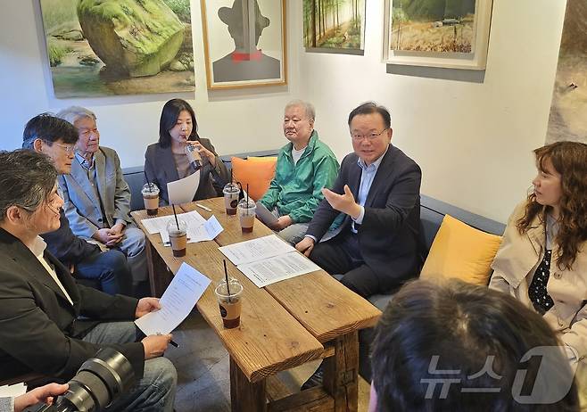 김부겸 더불어민주당 대구시장 예비후보가 11일 오후 대구 중구의 복합문화공간인 라일락뜨락1956에서 지역 문화예술인과 간담회를 하고 있다. 2026.4.11 ⓒ 뉴스1 남승렬 기자