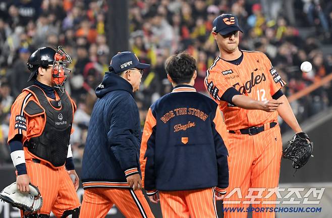 5이닝 4실점 3자책에 만족해야 했던 선발 에르난데스.