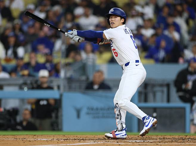 LOS ANGELES, CALIFORNIA - APRIL 10: Hyeseong Kim #6 of the Los Angeles Dodgers reacts during his at bat during the third inning against the Texas Rangers at Dodger Stadium on April 10, 2026 in Los Angeles, California. Harry How/Getty Images/AFP (Photo by Harry How / GETTY IMAGES NORTH AMERICA / Getty Images via AFP)
<저작권자(c) 연합뉴스, 무단 전재-재배포, AI 학습 및 활용 금지>