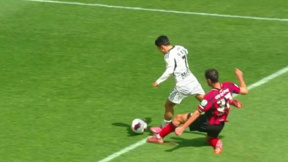 반칙 없이 전북 이동준의 위협적인 돌파를 저지한 서울 로스의 영리한 수비. ⓒJTBC 스포츠