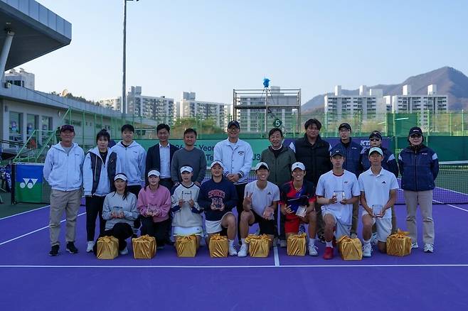 복식 결승전 후 수상자와 대회 관계자들.