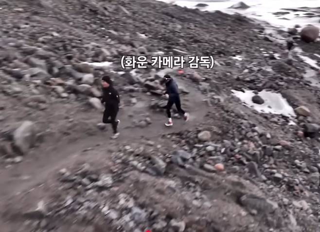 북극 마라톤에 출전한 배우 권화운(왼쪽)을 엘리트 선수 출신 촬영 감독 신광식이 따라가고 있다. /유튜브