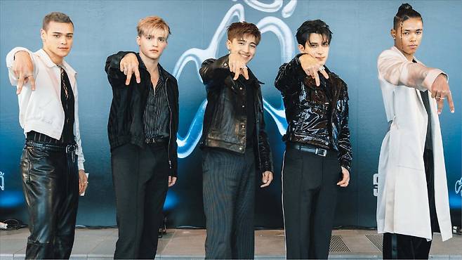 10일 첫 방한 기자간담회를 개최한 그룹 산토스 브라보스. 왼쪽부터 멤버 드루(리더), 가비, 케네스, 알레한드로, 카우에. /하이브 라틴아메리카