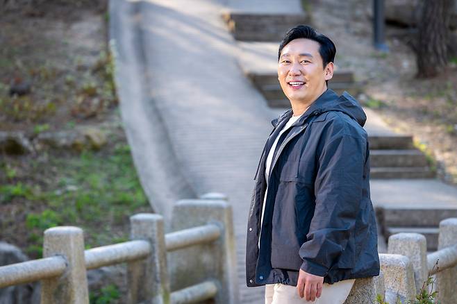 이승윤씨는 서울 출신이지만 온갖 산천을 헤맨 덕에 스스로 “절반은 자연인이 됐다”고 말한다. 록 음악과 책을 좋아하는데, 자연인 촬영을 갈 때마다 항상 읽을 책을 챙기고 ‘내 여름날의 록스타’라는 책(공저)을 내기도 했다. /이신영 영상미디어 기자