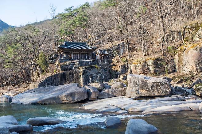 이효재의 '선비 투어' 코스의 백미는 속리산국립공원 내 화양구곡 '금사담'이다. 계곡 건너편에 조선 시대 학자 우암 송시열이 세운 '암서재' 아래 바위엔 방명록을 방불케하는 각자가 뚜렷하게 남아 있다. / 김종연 영상미디어 객원기자