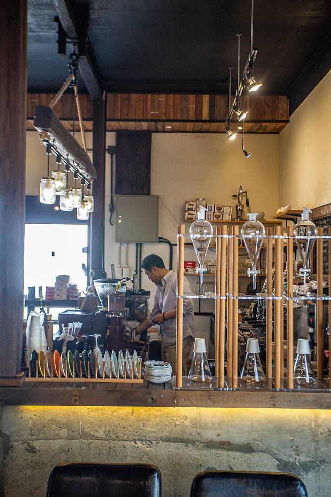 총각이라 불리기엔 중후한 중년 주인이 커피를 내려주는 카페 '제이스 반'. / 김종연 영상미디어 객원기자