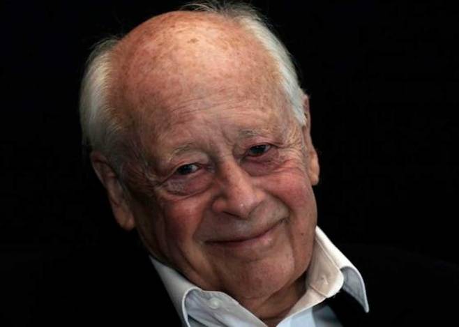 영국 최고의 지성, 경영사상가 찰스 핸디. 2022년 인터스텔라 인터뷰를 마지막으로 2024년 12월 타계했다. 고인의 유작인 ‘아흔에 바라본 삶’이 지난 겨울에 출간되었다.