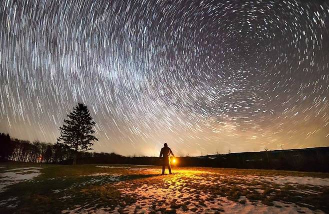 현관 벨이 울리면 항상 문을 열어주어라. 누군가 도움이 필요해 찾아왔을지 모른다.