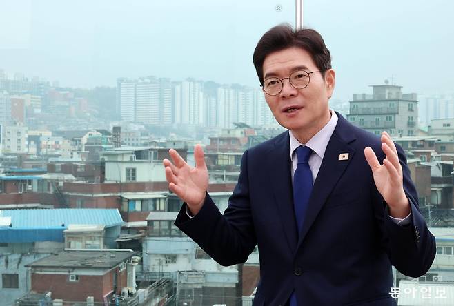 더불어민주당 정원오 서울시장 후보가 10일 서울 중구 신당동 선거캠프 옥상에서 주택 공급 대책에 대해 설명하고 있다. 정 후보 뒤로는 2021년 8월 오세훈 서울시장이 ‘신속통합기획’ 1호 대상지로 선정한 신당10구역의 모습이 보인다. 전영한 기자 scoopjyh@donga.com