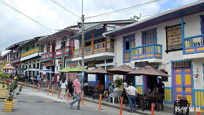 동화 속 그림처럼 형형색색 건물이 늘어선 필란디아.