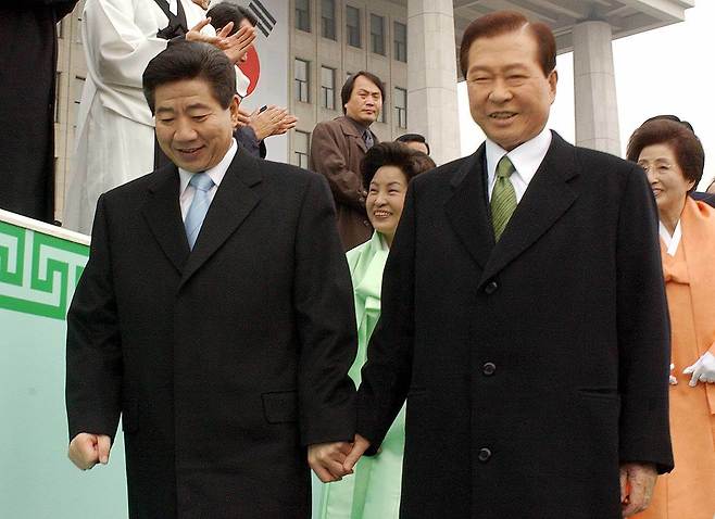 2003년 2월 25일 노무현 대통령이 취임식 뒤 DJ와 손잡고 단상을 내려오는 모습. 다음날 한나라당은 ‘대북송금 특검’을 국회 통과시켰고 DJ는 끝까지 반대하고 비난했다. 청와대사진기자단