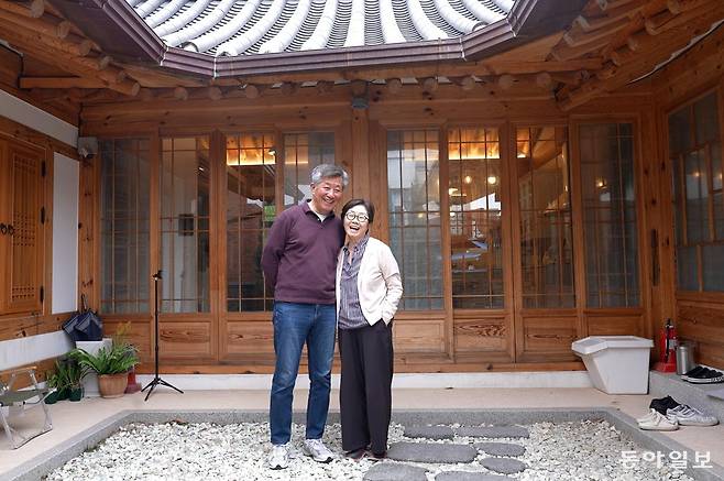 충남 공주의 한옥 게스트하우스 ‘반죽동 그곳’ 앞마당에 선 신철동·전미경희 부부. 이들은 경기 성남시 판교의 집을 팔아 공주에 한옥 게스트하우스 등 4채를 마련했고, 여기서 나오는 사업소득과 임대소득으로 여유로운 노년을 즐기고 있다. 채널A X-스페이스팀