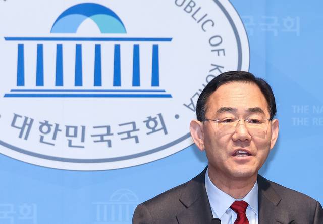 6·3 지방선거를 앞두고 국민의힘 대구시장 후보 경선에서 컷오프(공천 배제)된 6선 주호영 의원이 8일 국회 소통관에서 기자회견을 열고 있다. 연합뉴스