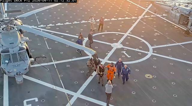 함선으로 이동해 걷고 있는 ‘아르테미스Ⅱ’ 사령관 리드 와이즈먼. 로이터=연합뉴스.