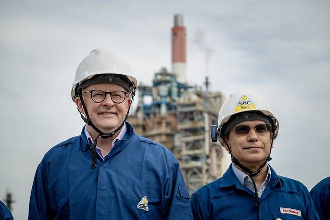 앤서니 앨비지니(왼쪽) 호주 총리가 10일(현지시간) 싱가포르의 싱가포르정유소(SRC)에서 최고경영자(CEO) 에소 토머스의 안내를 받아 설비를 둘러보고 있다. EPA 연합