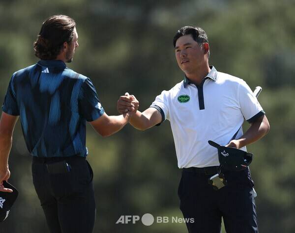 2026년 남자골프 메이저 대회 마스터스 토너먼트에 출전한 미국프로골프(PGA) 투어 멤버 김시우 프로가 1, 2라운드에서 동반 경기한 마코 펜지(잉글랜드)와 인사하는 모습이다. 사진제공=ⓒAFPBBNews = News1 (사진을 무단으로 사용하지 마십시오.)