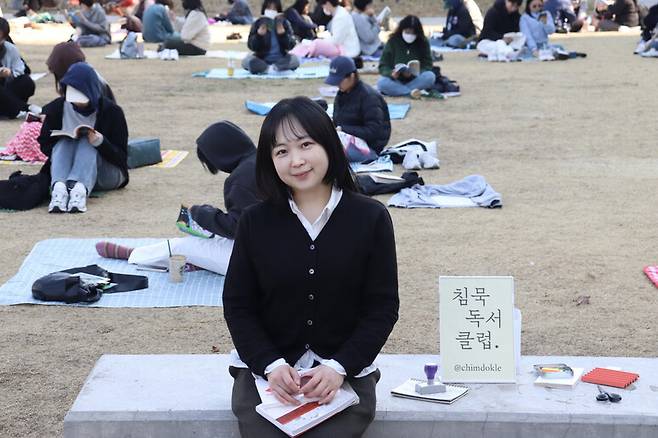 침묵독서클럽을 운영하는 김지은씨가 지난달 21일 서울 서소문역사공원에서 열린 침묵독서클럽에서 사진 촬영에 임했다. 침묵독서클럽 제공