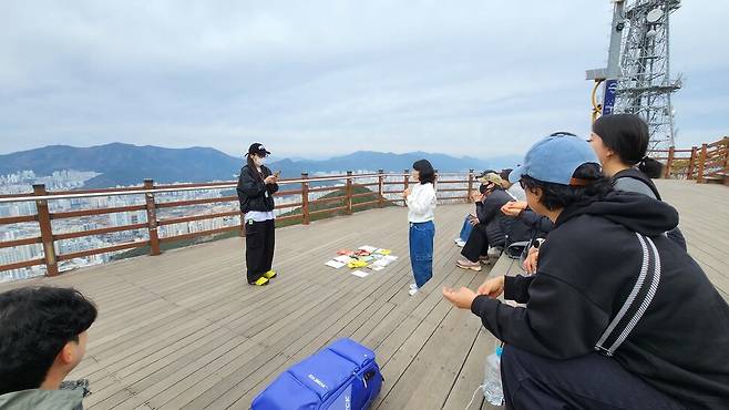 예스24가 지난달 부산 황령산에서 진행한 ‘산책 山冊, 산에서 책 이야기’ 프로그램 모습. 예스24 제공