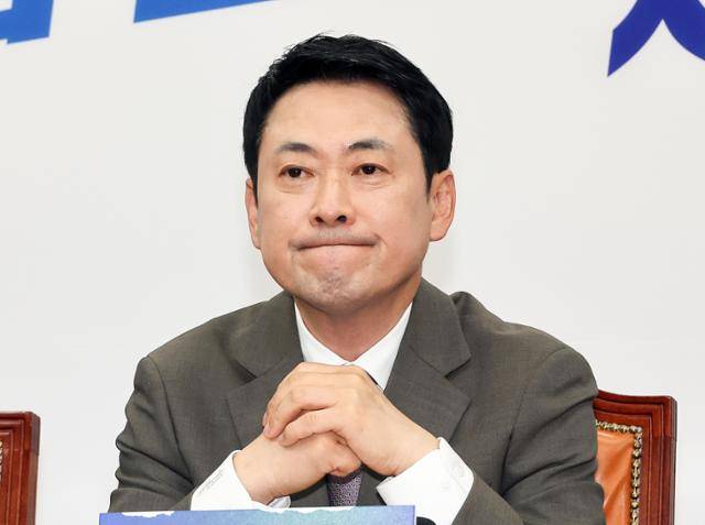 장동혁 국민의힘 대표가 10일 국회에서 열린 긴급최고위원회의에서 생각에 잠겨 있다. 연합뉴스