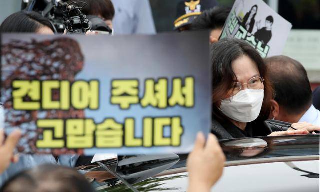 자녀 입시 비리 혐의로 징역형을 확정받은 정경심 전 동양대 교수가 2023년 9월 27일 경기 의왕시 서울구치소에서 가석방으로 출소하던 중 지지자들을 바라보고 있다. 뉴시스