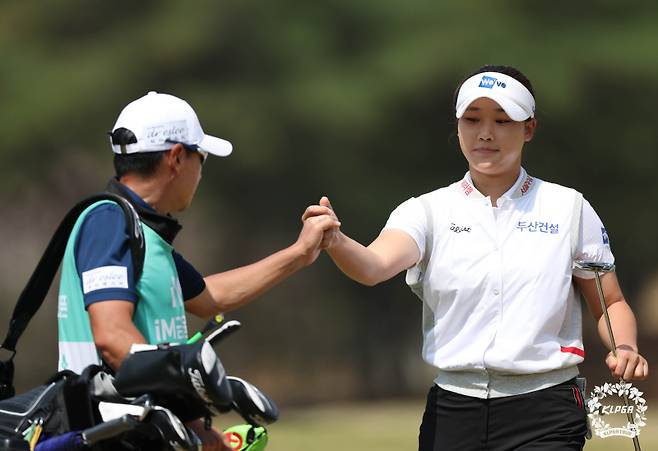 김민솔(오른쪽). 사진=KLPGA