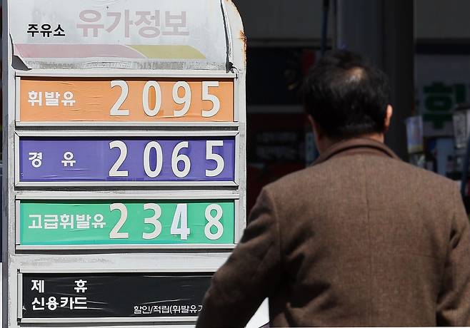 미국과 이란 간 종전 협상 타결 기대감이 남은 가운데 국내 주유소 기름값이 연일 상승 곡선을 그리고 있다.   특히 서울 지역 휘발유 평균 가격이 L당 2천원 선을 넘어서며 고유가 부담이 가중되는 모습이다. 사진은 7일 서울 시내 주유소 모습. 연합뉴스