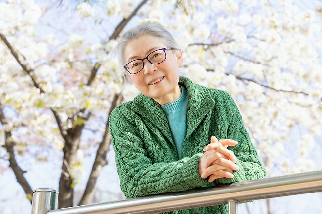 가수 박인희가 지난 7일 벚꽃이 만발한 여의도에서 봄을 만끽하고 있다. 최기웅 기자