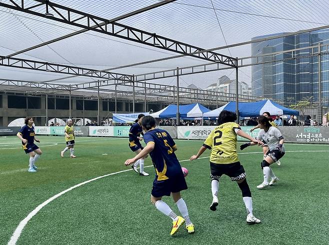 11일 서울 성북구 서경대 풋살파크에서 열린 제4회 한국기자협회 여성회원 풋살대회에서 국민일보와 뉴스1이 대결을 펼치고 있다. /한국기자협회