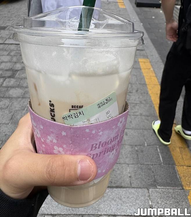 ▲김민규가 양우혁과 취재진에 쏜 커피. 그의 스타벅스 닉네임이 예사롭지 않았고, 응가가 쐐기를 박았다.