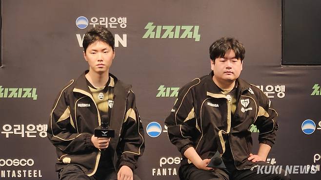 ‘쵸비’ 정지훈(왼쪽)과 유상욱 젠지 감독은 11일 서울 종로구 LCK 아레나에서 열린 디플러스 기아와의 2026 LoL 챔피언스 코리아(LCK) 정규 시즌 1라운드 경기가 끝난 뒤 기자회견에 참석하고 있다. 송한석 기자