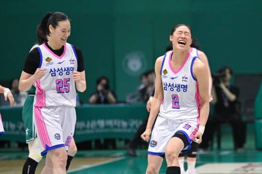 삼성생명의 이해란(2번)과 배혜윤. / 사진=연합뉴스