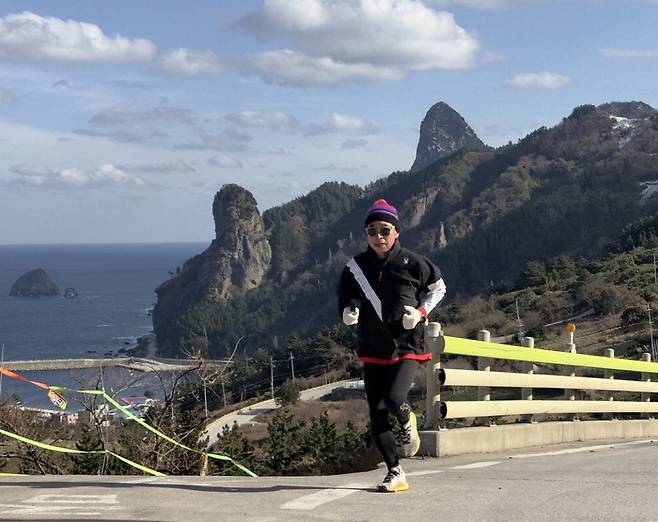 조웅래 선양소주 회장이 2023년 ‘대한민국 국토 경계 한 바퀴 완주’ 프로젝트 중 울릉도 구간을 뛰고 있는 모습. <선양소주>