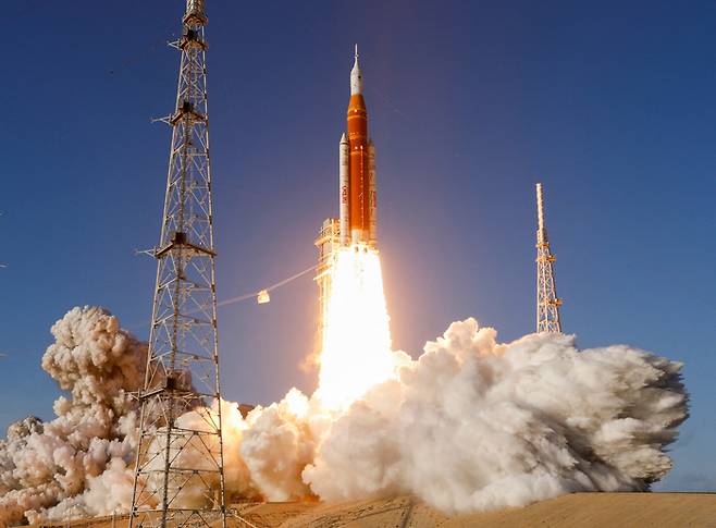 미국 플로리다주 케네디 우주센터에서 아르테미스 2호가 발사되는 모습 [사진 출처 = 로이터 연합뉴스]