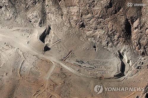 미국과 이사르엘의 공격으로 파괴된 이란 중부 이스파한 미사일 단지의 터널 입구. [AFP 연합뉴스]