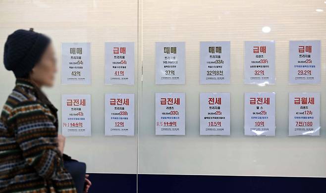 정부가 오는 5월 9일로 다주택자 양도세 중과 유예 종료 방침에 쐐기를 박으며 아파트 급매물이 속속 등장하고 있는 가운데 서울 송파구의 한 공인중개사무소에 급매물 안내문이 부착돼 있다. [한주형기자]
