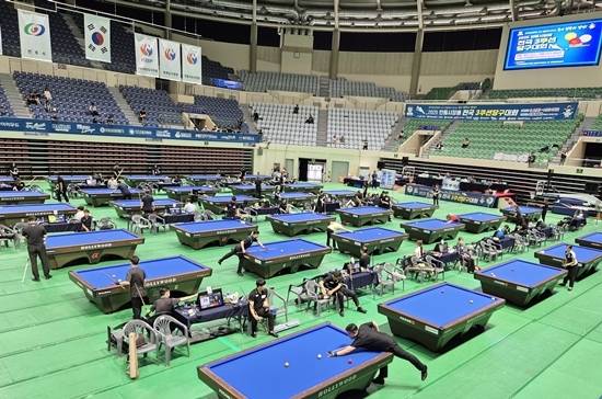 지난해 대회 총예산을 공개해 화제를 모았던 ‘안동시장배전국당구대회’가 올해에는 총예산 2억원대에 푸짐한 부상으로 풍성한 대회를 예고하고 있다. 안동시장배는 오는 15~19일 안동체육관에서 열린다. 사진은 지난해 대회. (사진=MK빌리어드뉴스 DB)