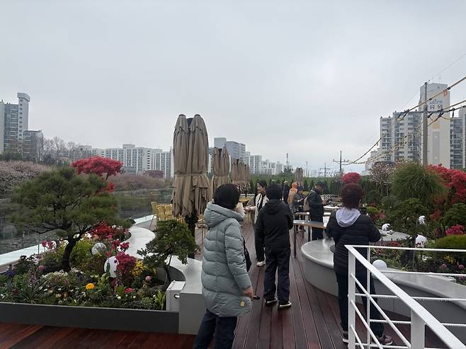 루프탑 공간. 이날은 흐렸지만 날이 맑으면 북한산까지 보인다/사진=김지은 여행+ 기자