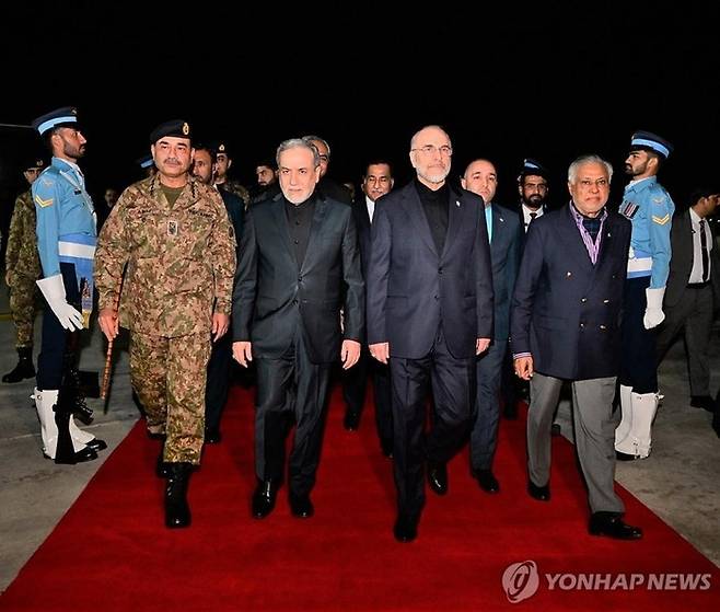 미국과 휴전 협상 위해 지난 10일 파키스탄에 도착한 이란 대표단의 모습.[연합뉴스]