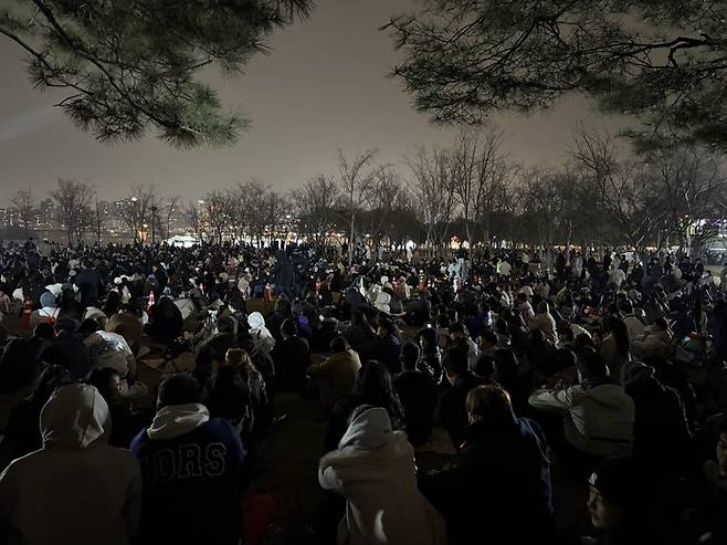 드론라이트쇼를 보기 위해 모인 관람객들/사진=김지은 여행+ 기자
