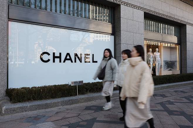 해외 명품 브랜드들이 잇따라 가격을 인상하며 역대급 실적을 달성했다. 샤넬코리아는 지난해 2조126억원의 매출을 달성해 ‘매출 2조 클럽’에 처음으로 입성했다. 서울의 한 백화점. (연합뉴스)