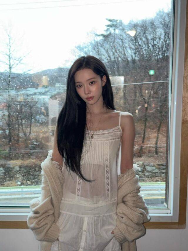 윈터가 청순하면서 몽환적인 비주얼로 시선을 사로잡았다. / 윈터 SNS