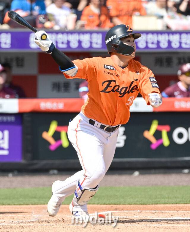 2026년 3월 28일 오후 대전 한화생명볼파크에서 열린 ‘2026 신한 SOL KBO리그' 개막전 키움 히어로즈와 한화 이글스의 경기. 한화 문현빈이 1회말 1사 1루서 2루타를 치고 있다./마이데일리