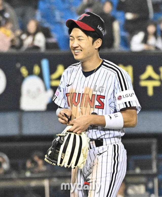 2일 오후 서울 잠실야구장에서 진행된 '2026 KBO리그' LG트윈스와 KIA타이거즈의 경기. LG 박해민이 2-1로 승리한 뒤 미소짓고 있다./마이데일리