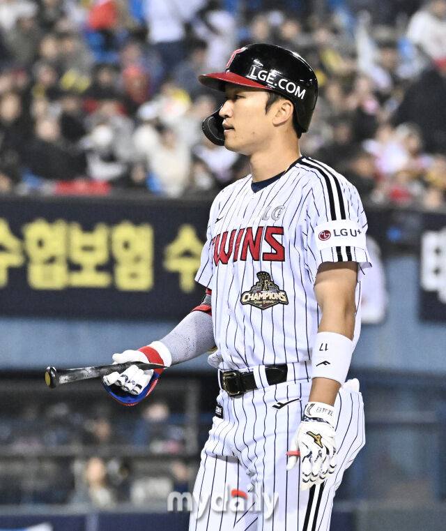 2일 오후 서울 잠실야구장에서 진행된 '2026 KBO리그' LG트윈스와 KIA타이거즈의 경기. LG 박해민이 5회말 2사 2,3루서 아웃된 뒤 아쉬워 하고 있다./마이데일리