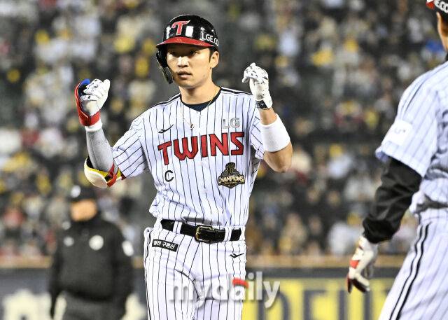 2일 오후 서울 잠실야구장에서 진행된 '2026 KBO리그' LG트윈스와 KIA타이거즈의 경기. LG 박해민이 7회말 1사에서 안타를 친 뒤 환호하고 있다./마이데일리